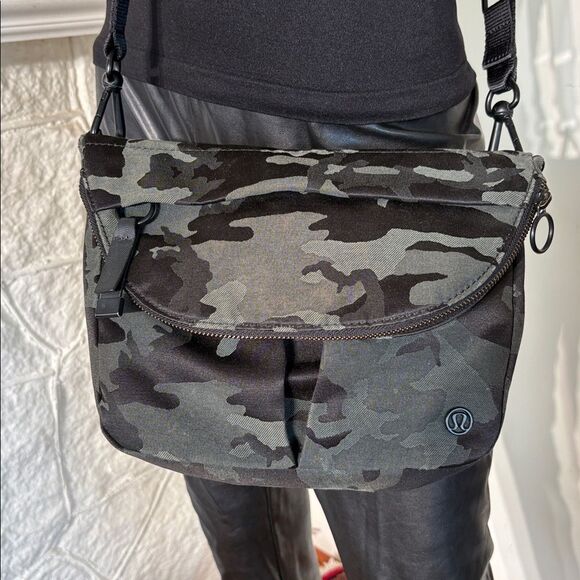 Lululemon All Night Festival Bag 5L in Jacquard Camo Cotton Obsidian/Black - Picture 6 of 14